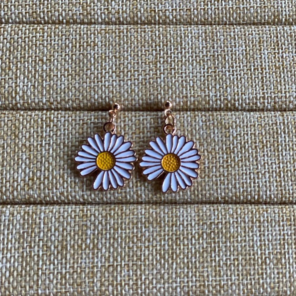 Love me, love me not Daisy earrings gold tone